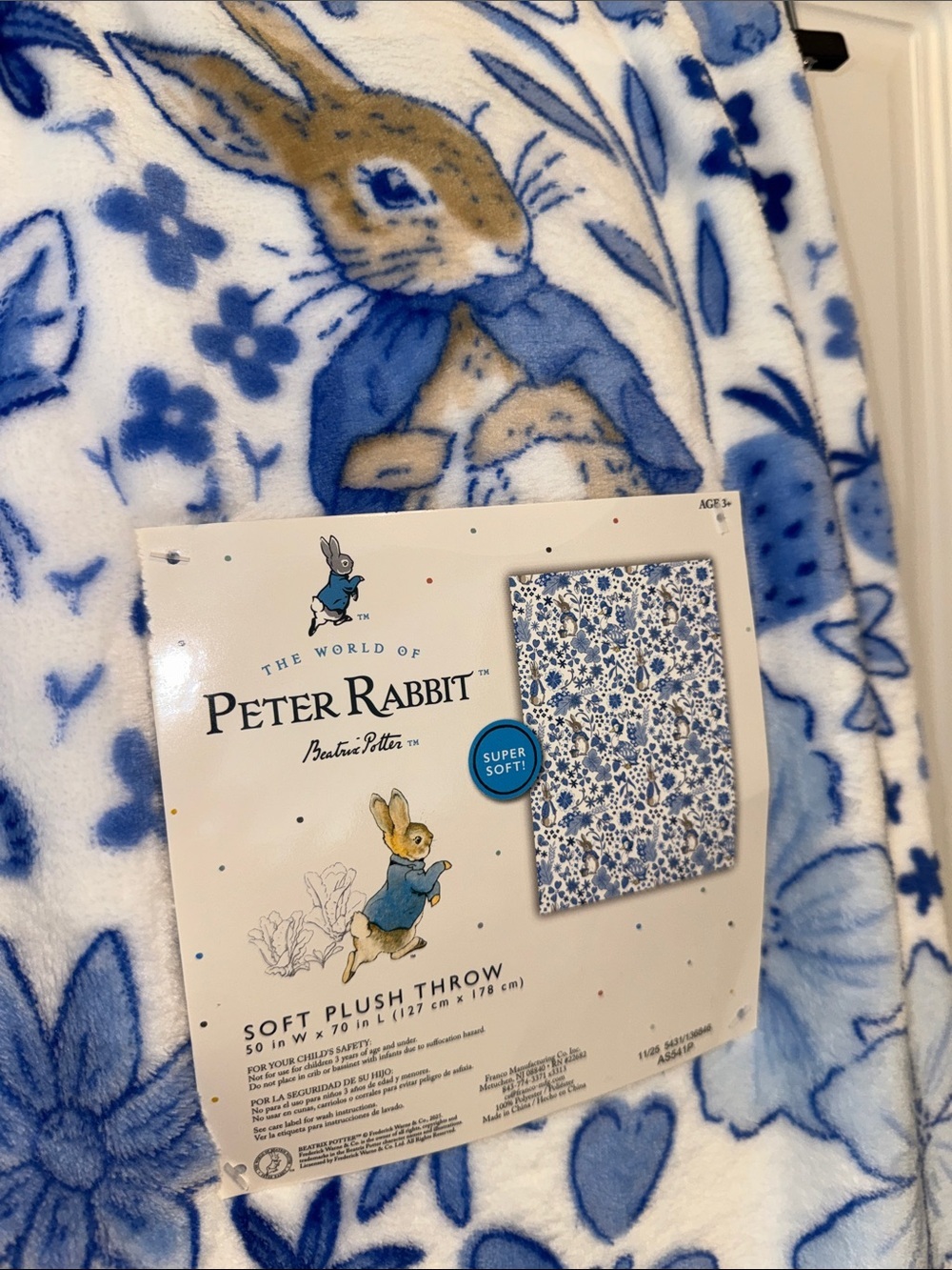 Peter Rabbit Soft Plush Throw - Picture 2 of 3